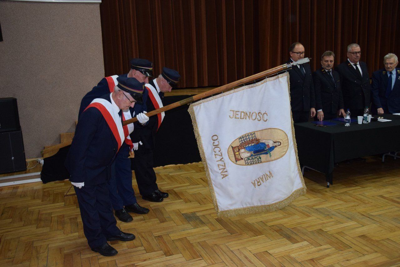Emerytowani pracownicy PKP Zduńska Wola Karsznice odebrali odznaczenia i pamiątkowe listy