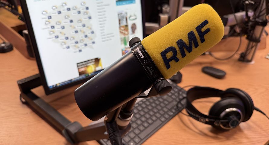 RMF FM nadal liderem, ale traci. Jedynka i Radio Eska mocno w górę