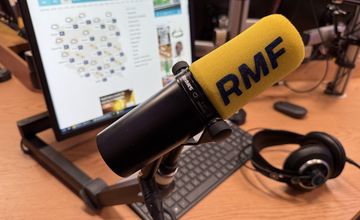RMF FM nadal liderem, ale traci. Jedynka i Radio Eska mocno w górę