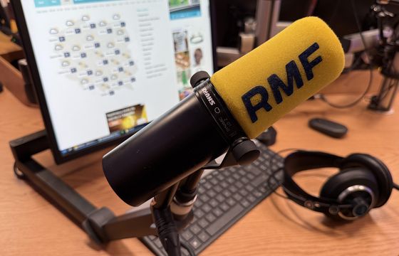 RMF FM nadal liderem, ale traci. Jedynka i Radio Eska mocno w górę