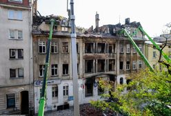 Wypadek podczas rozbiórki kamienicy. Przewróciła się koparka