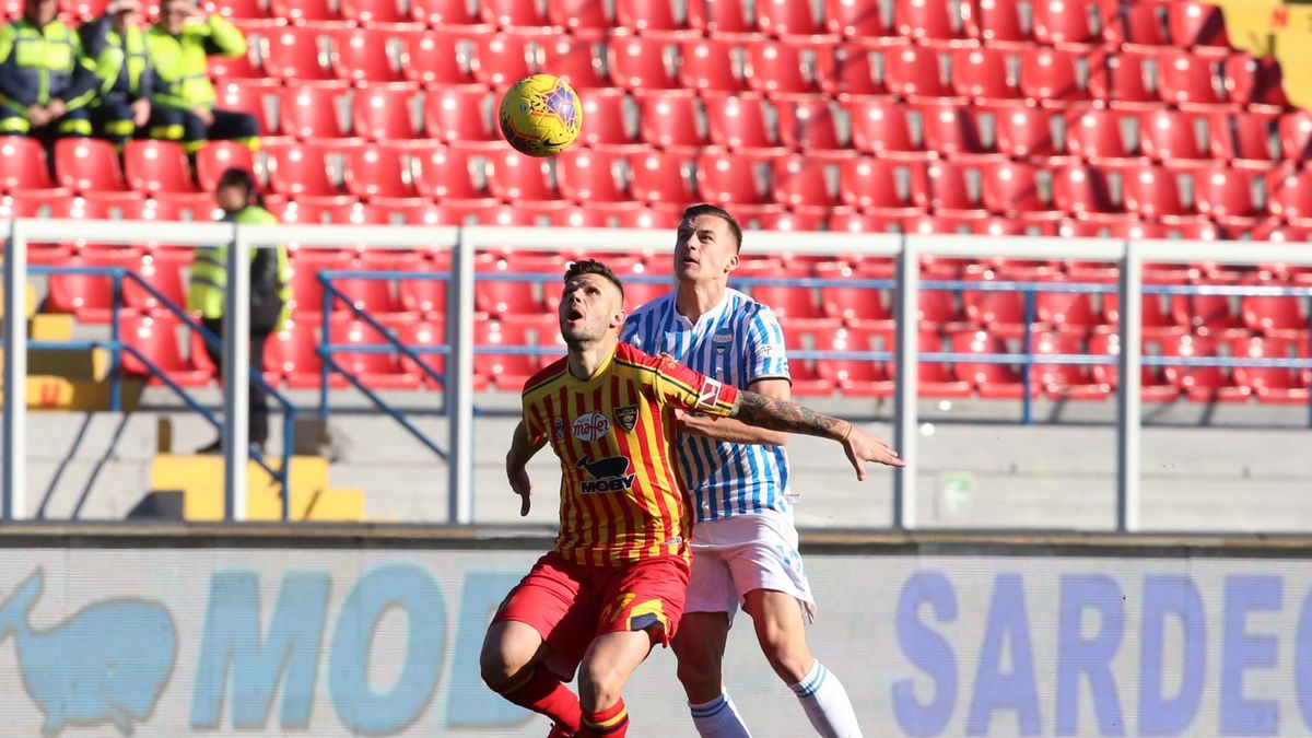 PAP/EPA / MARCO LEZZI / Na zdjęciu: Arkadiusz Reca (z tyłu) walczy o piłkę