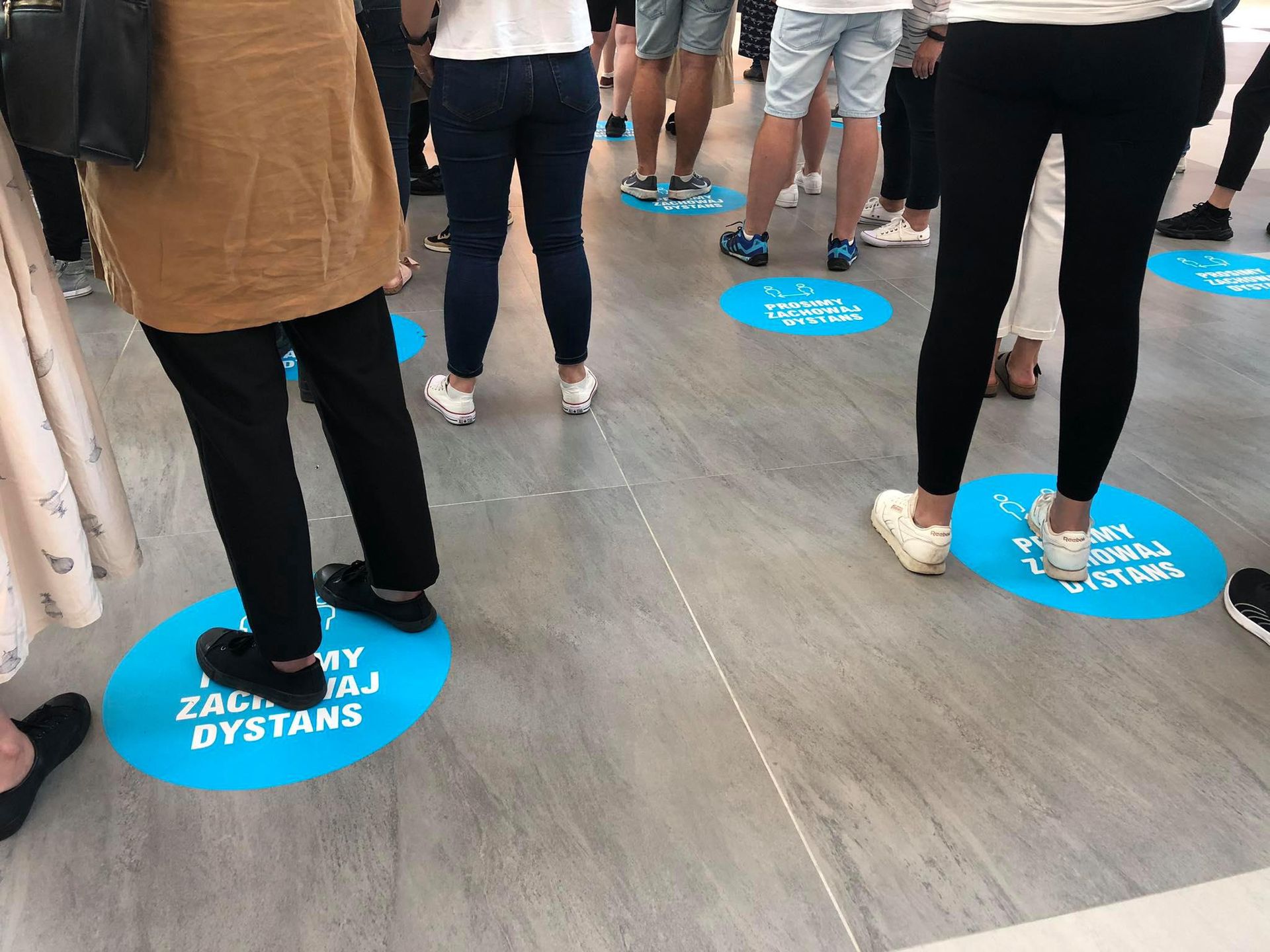 Naklejki mają pomóc zachować odpowiedni dystans