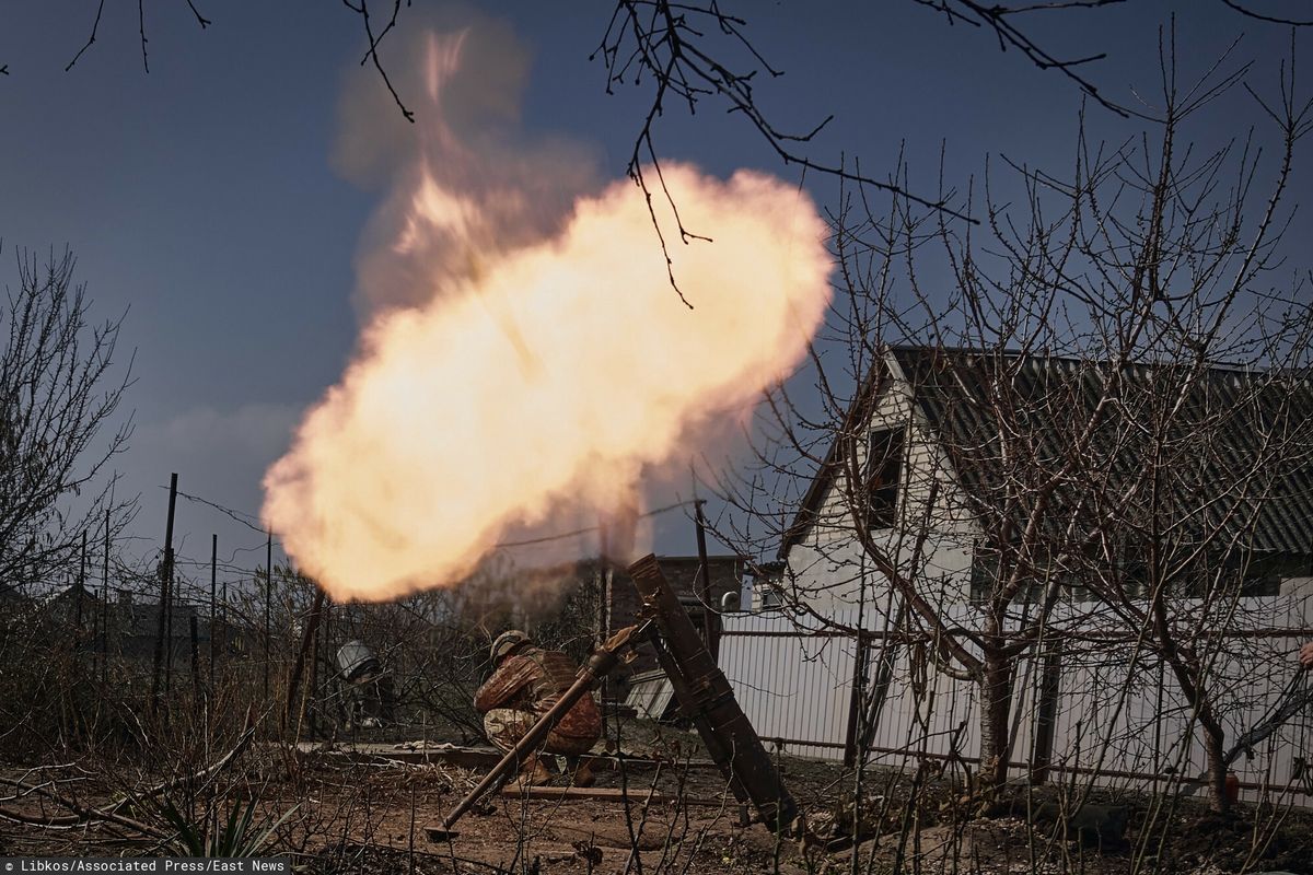 Ukraiński moździerz na pozycji w Donbasie 