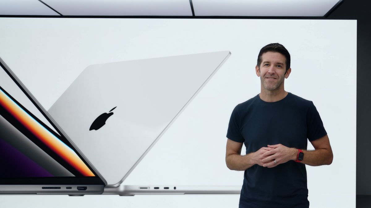 John Ternus z Apple przedstawiający przełomowego MacBooka Pro z zupełnie nowymi M1 Pro i M1 Max, dostępnego w wersji 14- i 16-calowej 