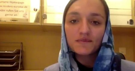 Ukryła się pod siedzeniem auta. Uciekła przed talibami w ostatniej chwili