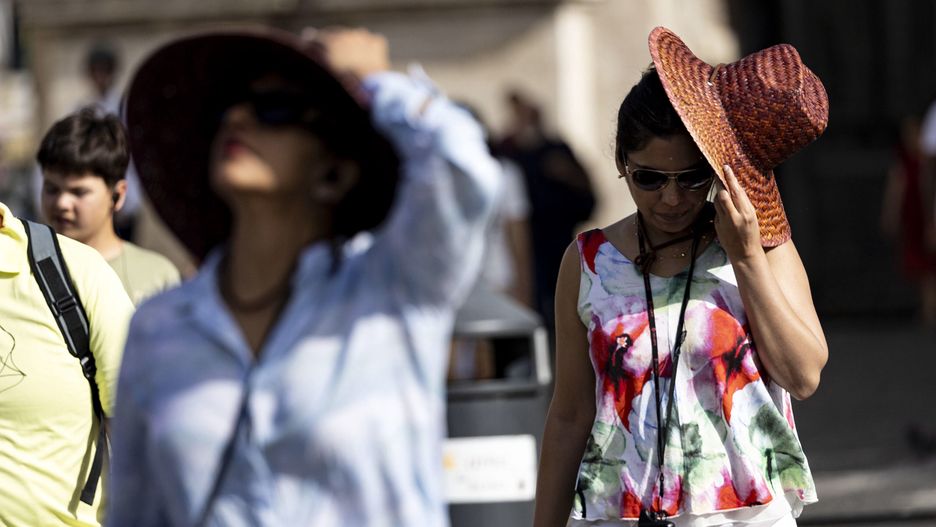 epaselect epa10753091 Women wearing hats for sun protection amid a heatwave and high temperatures, in Rome, Italy, 18 July 2023. Italy is facing the third heatwave of the summer on 18 July bringing record temperatures. The new heatwave is forecast to peak on 18 July, when temperatures in areas of southern Sardinian may reach 48 degrees Celsius, according to forecasts. On 15 July, the country's health ministry has put on red alert major Italian cities. EPA/MASSIMO PERCOSSI Dostawca: PAP/EPA.