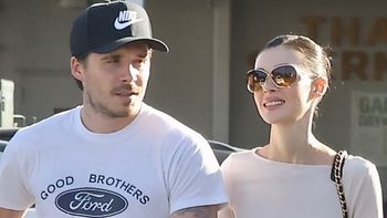 Brooklyn Beckham z WYMOWNYM napisem na koszulce spaceruje z żoną. Myślicie, że to celowe? (ZDJĘCIE)