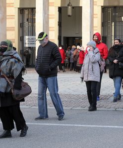 COVID-19. Dantejskie sceny na Stadionie Narodowym. Rzecznik ministerstwa zdrowia komentuje