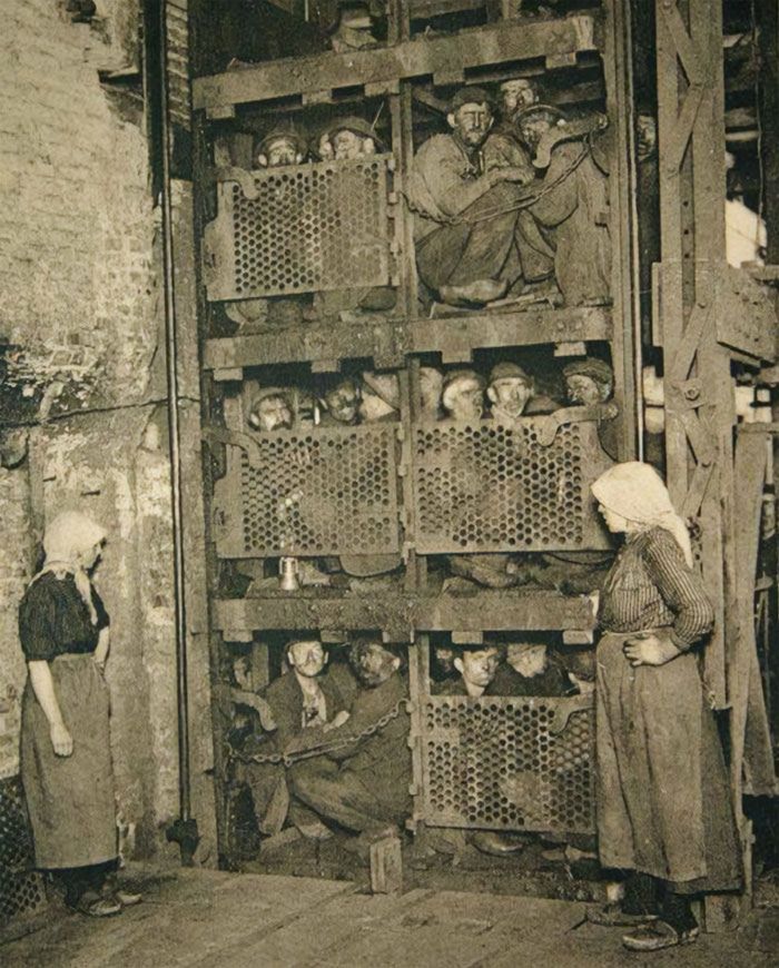 Górnicy wracający windą z podziemnej zmiany. Belgia, lata 20. XX wieku.