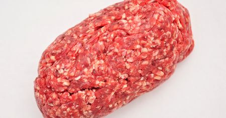 Surowe mięso mielone z wołowiny (75% mięsa, 25% tłuszczu)