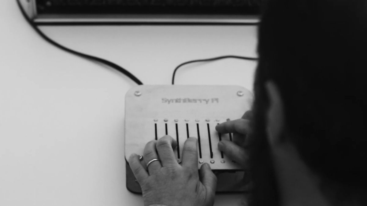 Nietypowy syntezator Synthberry Pi. Prototyp instrumentu opartego o Raspberry Pi 1