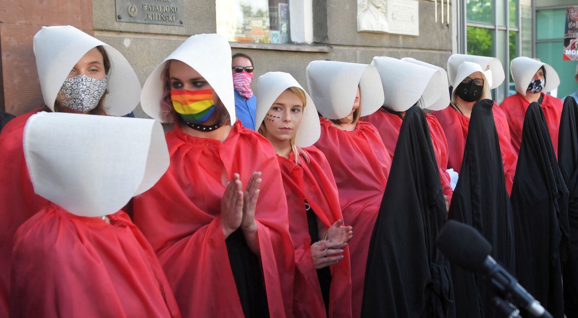 Protest kobiet przed siedzibą Ordo Iuris w Warszawie. Aktywistki protestują przeciwko rządowej zapowiedzi wypowiedzenia konwencji Rady Europy o zapobieganiu i zwalczaniu przemocy wobec kobiet oraz przemocy domowej, czyli tzw. konwencji stambulskiej