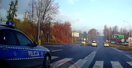Nagrał policjanta wyprzedzającego na przejściu. Mundurowi się nie popisali