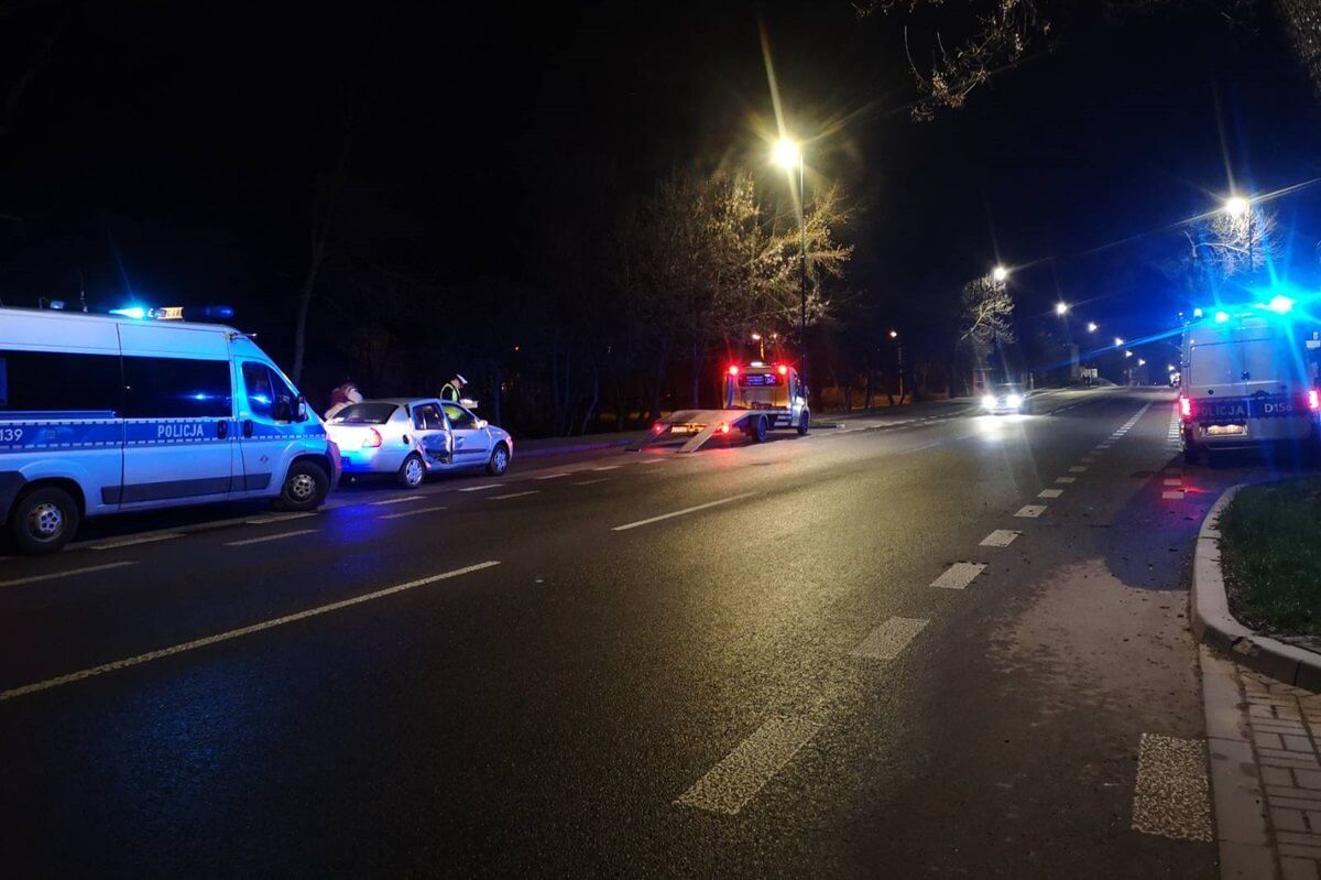 Policyjne radiowozy i uszkodzony renault na ul. Kalinowszczyzna