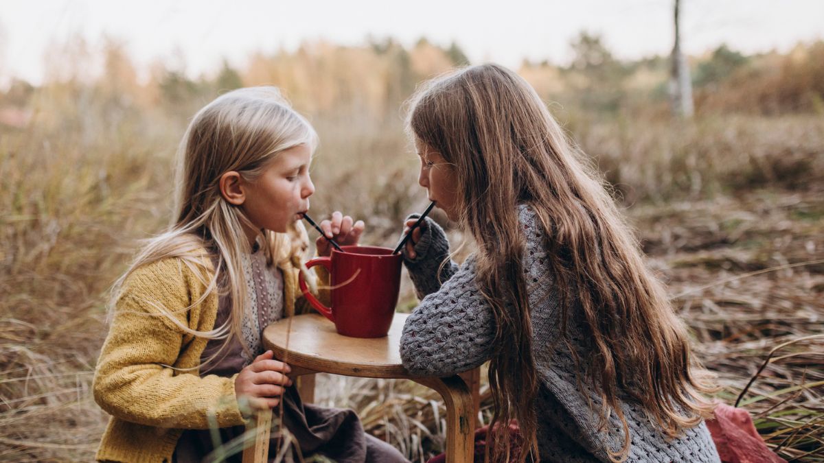 Dziewczynki piją z jednego kubka