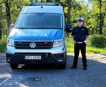 Ojciec z synem ruszyli na pomoc rowerzyście