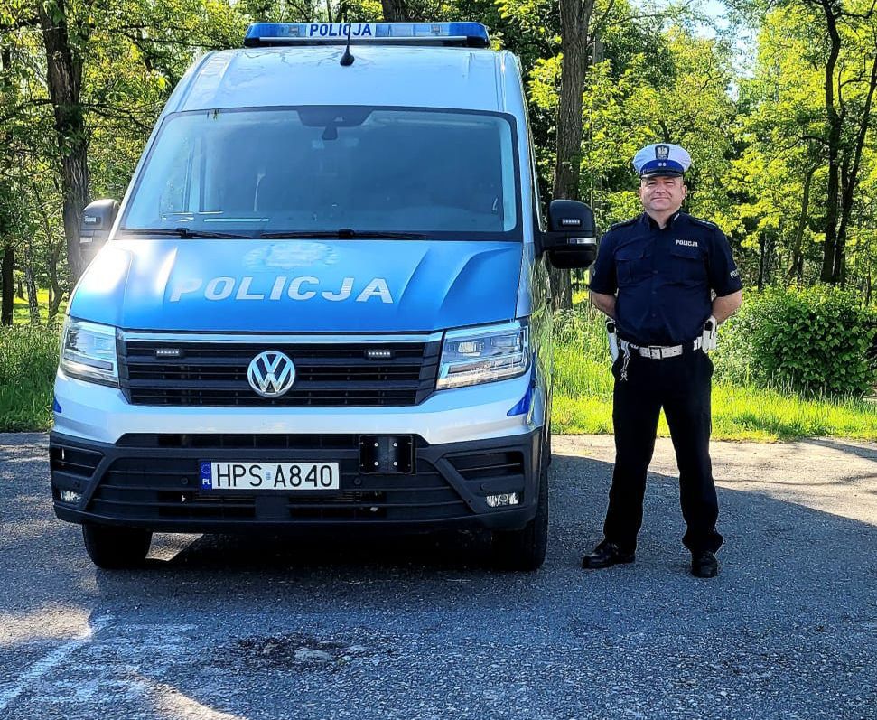 Ojciec z synem ruszyli na pomoc rowerzyście
