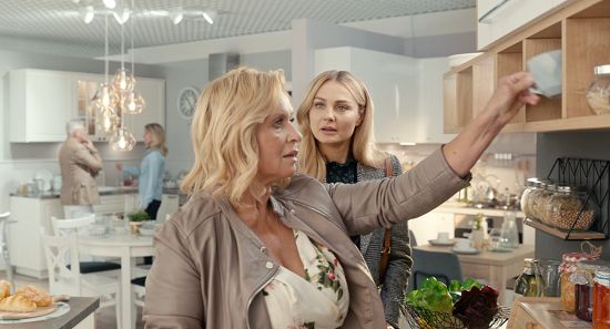 Socha i Kasprzyk wybierają meble kuchenne w reklamie Salonów Agata