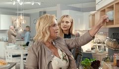 Socha i Kasprzyk wybierają meble kuchenne w reklamie Salonów Agata