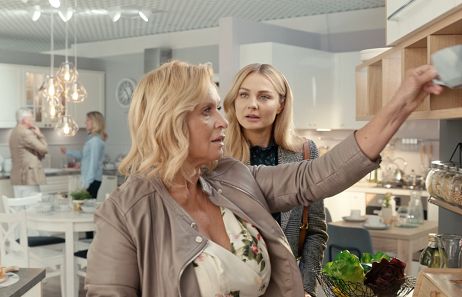 Socha i Kasprzyk wybierają meble kuchenne w reklamie Salonów Agata