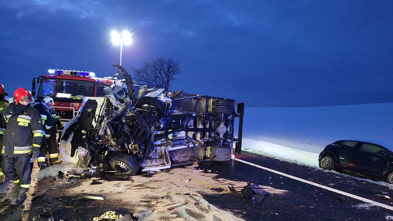 Karambol na Pomorzu. Zderzyły się auta osobowe i ciężarówka