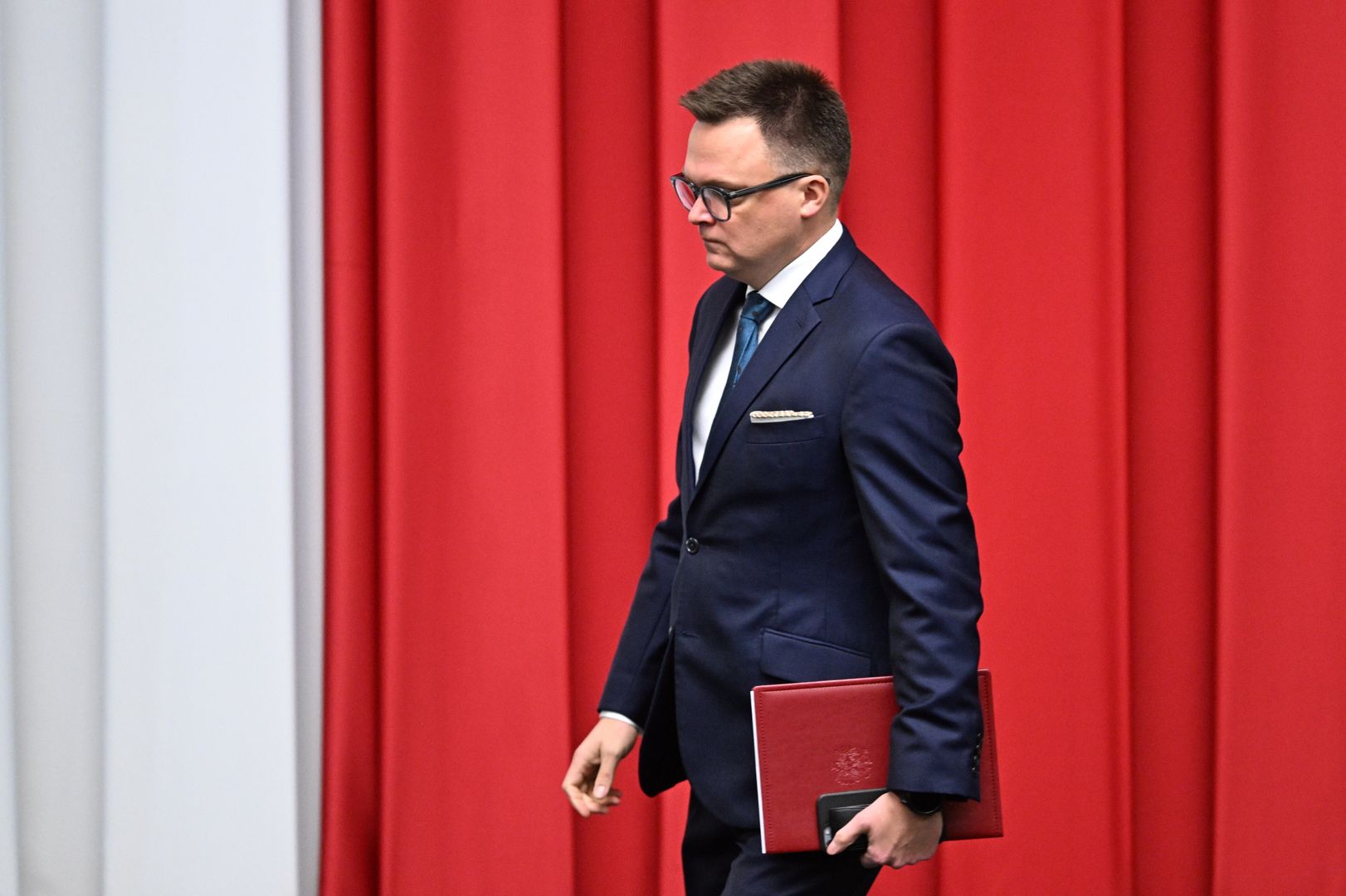 Warszawa, 06.12.2023. Marszałek Sejmu Szymon Hołownia na sali obrad Sejmu w Warszawie, 6 bm. Posłowie zajmą się m.in. projektami ustaw ws. zamrożenia cen energii (sko) PAP/Radek Pietruszka