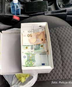 Kurier oszustów "na wnuczka" zatrzymany. Przy sobie miał łup 30 tys. zł