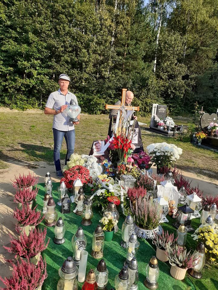 Krzysztof Krawczyk junior i Marian Lichtman odwiedzają grób Krzysztofa Krawczyka