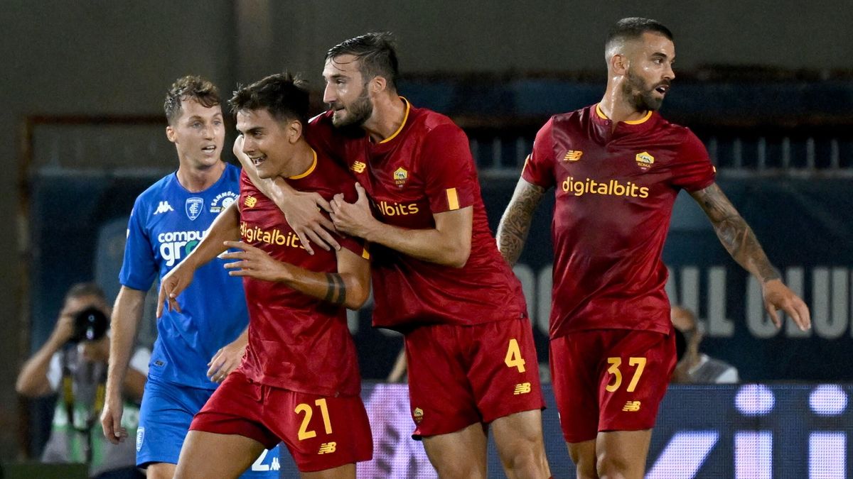 PAP/EPA / CLAUDIO GIOVANNINI / Na zdjęciu: Paulo Dybala (z lewej) i radość piłkarzy AS Romy z gola