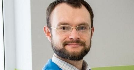 Polski lekarz nie przekonał taty, by się zaszczepił. Ujawnił tragiczny finał