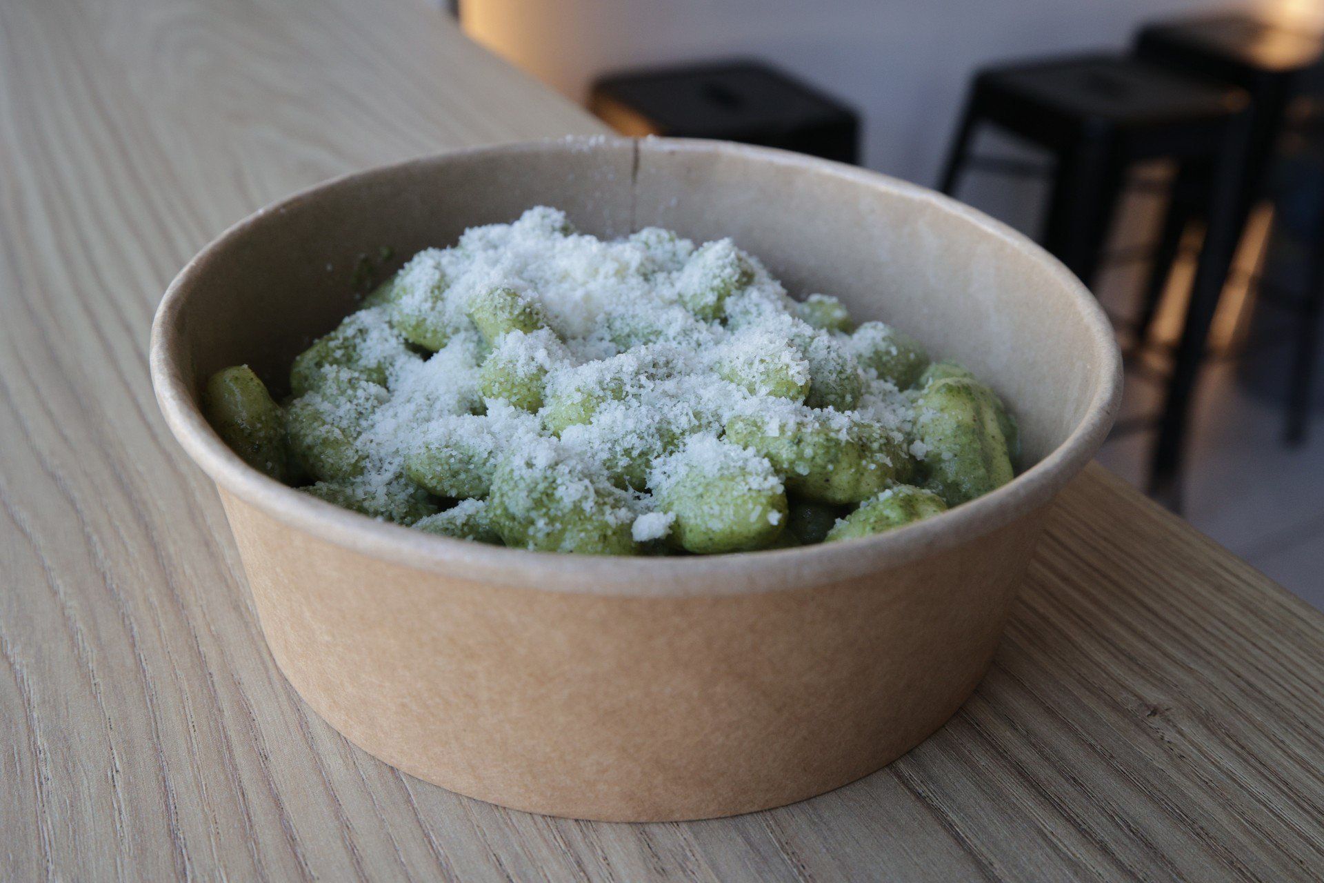 Na zdjęciu makaron gnocci z sosem szpinakowym i parmezanem