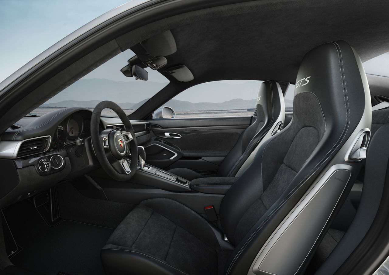 Pasażerowie każdego 911 Carrera GTS będą mogli obserwować stoper pakietu Sport Chrono, który stanowi wyposażenie seryjne, a kierowca będzie mógł zapisać dane z przejazdu okrążenia i analizować je dzięki specjalnej aplikacji na smartfona. Na siedzeniach wyszyto logo GTS, a tapicerka zawsze ma ciemną tonację, podobnie jak dodatki karoserii. W kabinie znajdziemy wiele elementów wykonanych ze szczotkowanego aluminium lub obszytych Alcantarą.