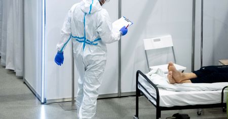 Coraz więcej chorych na COVID-19. Są najnowsze dane resortu zdrowia