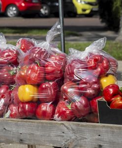 Poszedł na bazarek. Zapłacił 82,24 zł. Na paragonie trzy pozycje