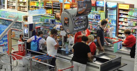 Nad morzem brakuje rąk do pracy. Dyskonty zatrudniają od ręki