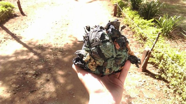 Piłka ze sznurka i worka na śmieci (fot. Marcin Kupczak/ Hanys on tour)