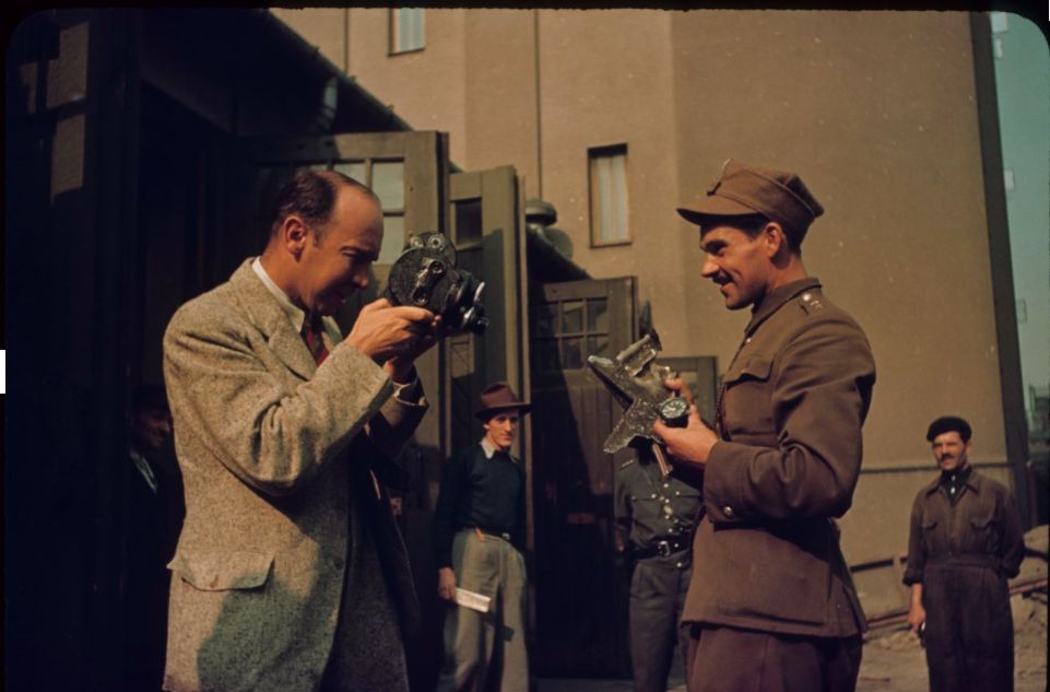 
Amerykański fotoreporter rejestrował życie codzienne w oblężonym mieście we wrześniu 1939 roku. Tu ogląda szczątki niemieckiego bombowca rozbitego na Dynasach 11 września 1939 (IPN Warszawa)
