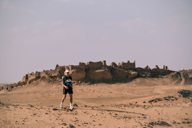 Aleksander Zaremba na jednym z etapów "Maratonu Piasków" 2023 (źródło: "Marathon des Sables" - zdjęcia organizatora)