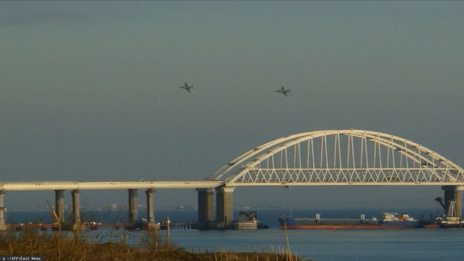 Starcie w Cie?ninie Kercze?skiejThis video grab taken from footage of local media Kerch Info on November 25, 2018 shows Russian aircraft flying over the Crimean Bridge that spans the Kerch Strait, a narrow strip that links the Azov and Black seas, as a Russian ship blocks the strait, after Russia fired on and then seized three Ukrainian ships on November 25, accusing them of illegally entering its waters in the Sea of Azov. - Kiev and Moscow were facing their worst crisis in years on November 26 as Ukraine and its Western allies demanded the release of three ships fired on and seized by Russia near Crimea. Ukraine's military was on high alert and parliament was meeting to vote on a request to impose martial law from President Poroshenko who accused Moscow of a "new phase of aggression." (Photo by - / KERCH INFO / AFP) / RESTRICTED TO EDITORIAL USE - MANDATORY CREDIT "AFP PHOTO / KERCH INFO" - NO MARKETING NO ADVERTISING CAMPAIGNS - DISTRIBUTED AS A SERVICE TO CLIENTS-