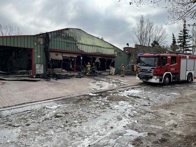 Dogaszanie hali przez strażaków