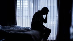 Wybudza cię ból głowy? Neurolog wskazuje możliwą przyczynę