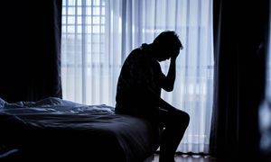 Wybudza cię ból głowy? Neurolog wskazuje możliwą przyczynę