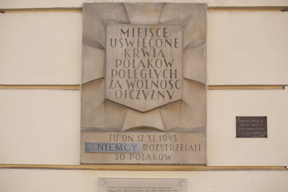 Warszawa. Zniszczone tablice 