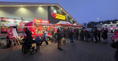 Czerwony samochód Mikołaja i świąteczna wioska Biedronki w Kielcach. Rusza premierowa Trasa Świętego Mikołaja