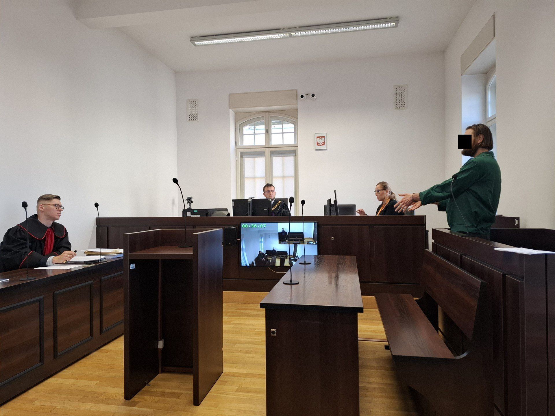 Rozpoczął się proces Ihora H. oskarżonego o zamach na infrastrukturę krytyczną.36-latek w ponaddwugodzinnych wyjaśnieniach, mimo założonych również podczas rozprawy, mocno krępujących ruchy, kajdanek zawiasowych, zamaszyście gestykulując, mówił, że &#34;prawie&#34; przyznaje się do zarzucanych przestępstw.