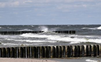 Ustka: Trwa rozbiórka falochronów. Konstrukcje przechodzą do historii