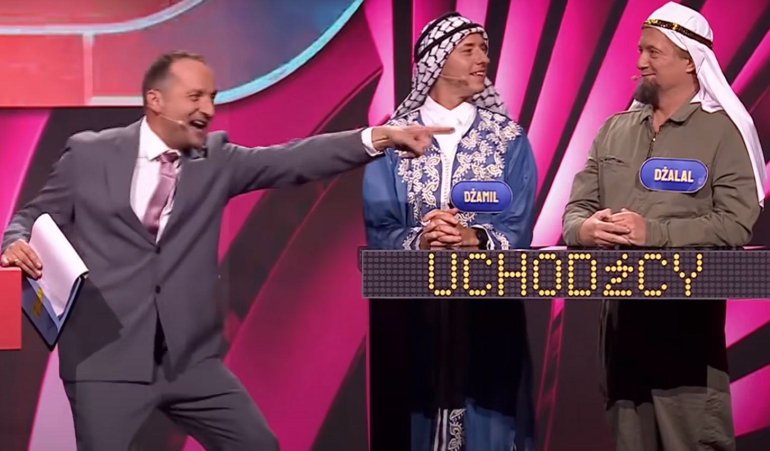 kadr z występu kabaretu "Młodzi i moralni"