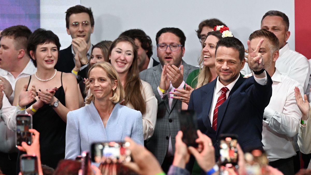 Warszawa, 01.06.2025. Wybory prezydenta RP - II tura. Kandydat KO w wyborach prezydenckich, prezydent Warszawy Rafał Trzaskowski (P) z żoną Małgorzatą (L) w swoim sztabie wyborczym w Warszawie, 1 bm. Zakończyło się głosowanie w II turze wyborów prezydenta RP. (aldg) PAP/Radek Pietruszka