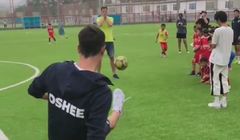 Celny strzał Roberta Lewandowskiego w promocji Oshee w Chinach (wideo)